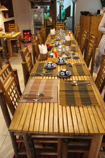 越南中式长桌餐厅布置场景