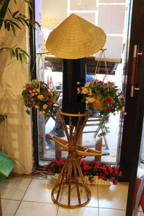 越南竹制花架上的精美盆栽