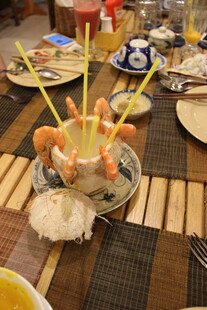 越南精致海鲜摆盘的餐桌美食