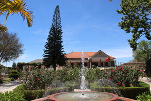 越南庭院喷泉旁的美丽建筑