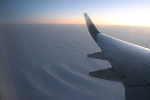 越南飞机机翼上的壮丽天际