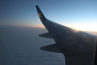 越南飞机机翼上的壮丽天际线