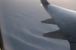 越南飞机机翼视角下的云海