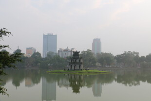 越南城市湖畔景观