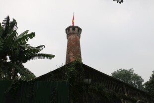 越南古老烟囱立于绿植间