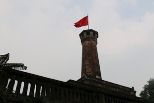 越南古塔顶端飘扬的红旗