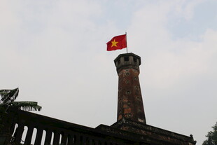 越南红砖塔上飘扬的红旗