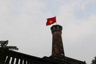 越南屋顶红旗飘扬