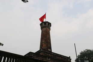 越南红砖塔上飘扬的红旗
