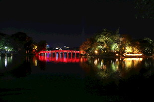 越南夜晚河畔绚丽灯光倒影