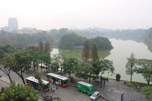 越南湖边城市风景 车辆行人相伴