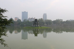 越南湖畔城市风光倒影如画