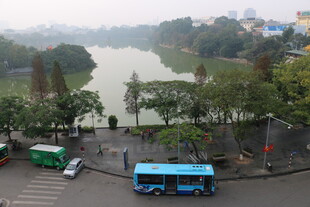 越南城市河畔景象与车辆