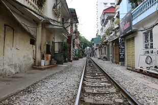 越南老旧铁轨旁的斑驳街巷