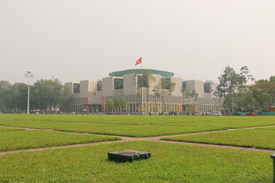 越南宽阔草坪旁的宏伟建筑