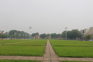 越南宽阔草坪中的笔直步道