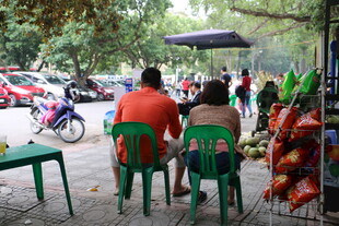 越南街头水果摊前的悠闲时光