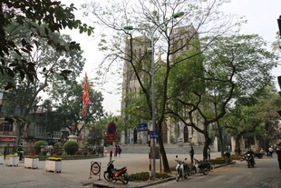 越南城市街道旁的休闲场景