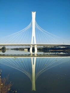 现代桥梁横跨平静水面