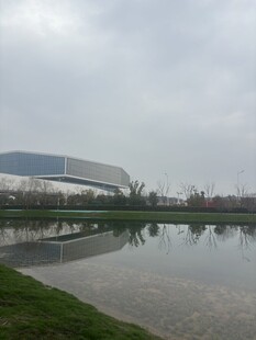 现代建筑旁的静谧水域