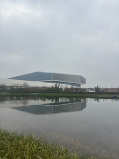 湖畔现代建筑倒影美景