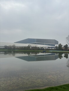 湖畔现代建筑倒影美景