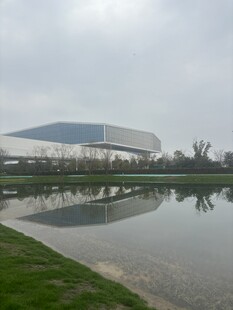 湖边现代建筑倒影美景