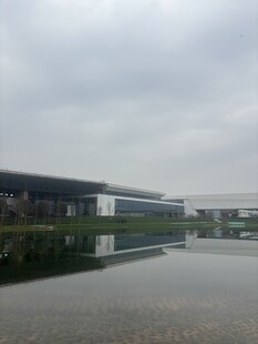 现代建筑旁的平静水面