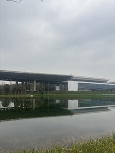 湖边现代建筑景观