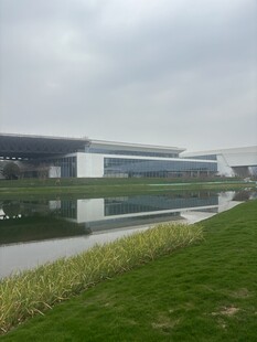 现代建筑旁的绿地与水景