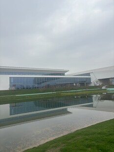 现代建筑旁的水景绿地