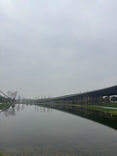 平静湖面映建筑朦胧之美