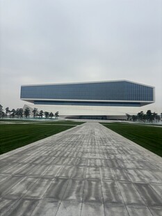 现代建筑前的宽阔步道