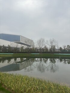 湖畔建筑倒影风景如画