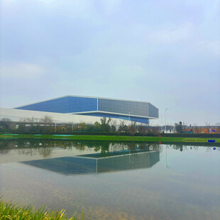 工厂倒影于平静水面景观