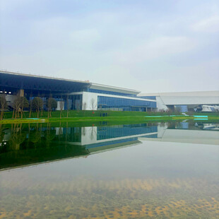 湖畔现代建筑景观倒影