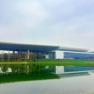 现代建筑旁的静谧水景