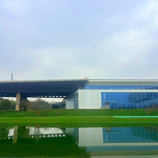 现代建筑与水景相映成趣