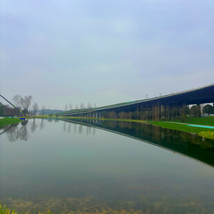 宁静河畔的开阔景致