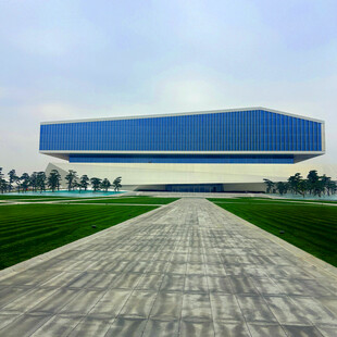 现代风格建筑前的宽阔步道