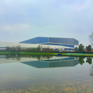 湖边工厂建筑倒影景观