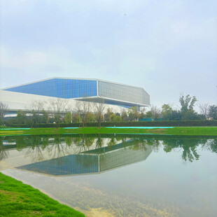 现代建筑与湖景相映成趣