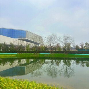 湖畔工厂倒影风景如画