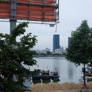 越南江边城市风景