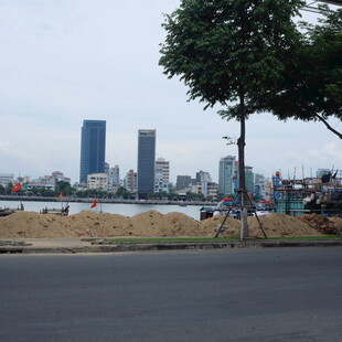 越南城市江边风景