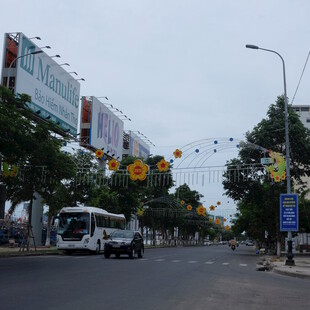 越南街道装饰着节日彩灯