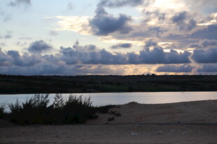 越南黄昏湖畔风光