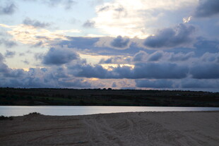 越南黄昏下的河岸与天空美景