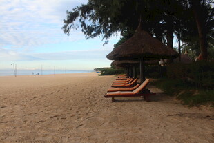 越南沙滩上的休闲遮阳小屋
