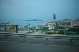 越南公路视角下的海滨城市风光